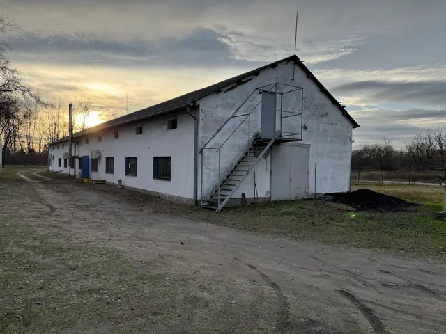 Eladó kereskedelmi és ipari ingatlan Kecskemét, Szent István-város 420 nm