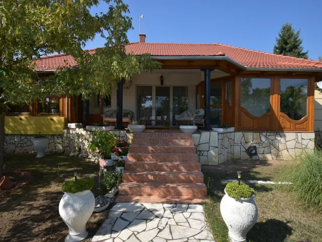 Eladó ház Gyenesdiás 221 nm