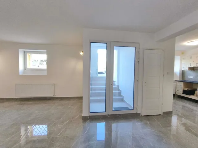 Eladó kereskedelmi és ipari ingatlan Budapest III. kerület, Óbuda, Miklós tér 51 nm