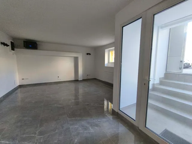 Eladó kereskedelmi és ipari ingatlan Budapest III. kerület, Óbuda, Miklós tér 51 nm