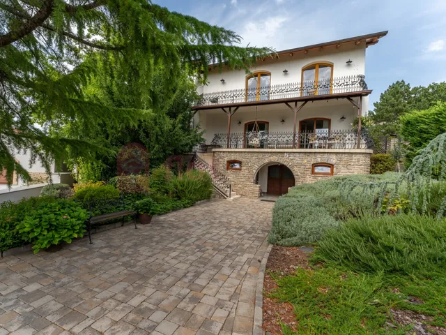 Eladó ház Pécs, Szkókó 265 nm