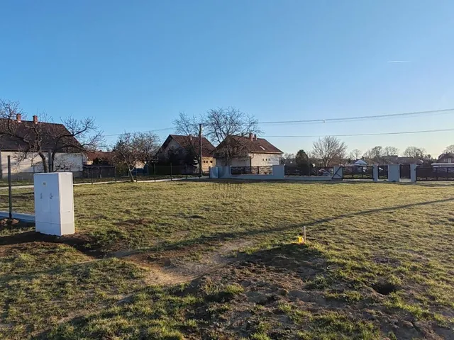 Eladó telek Balatonszárszó 746 nm