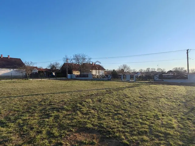 Eladó telek Balatonszárszó 746 nm