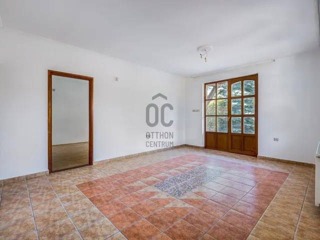 Eladó kereskedelmi és ipari ingatlan Kőröshegy 650 nm