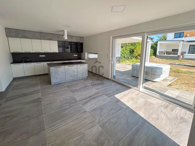 Eladó lakás Balatonszárszó 135 nm