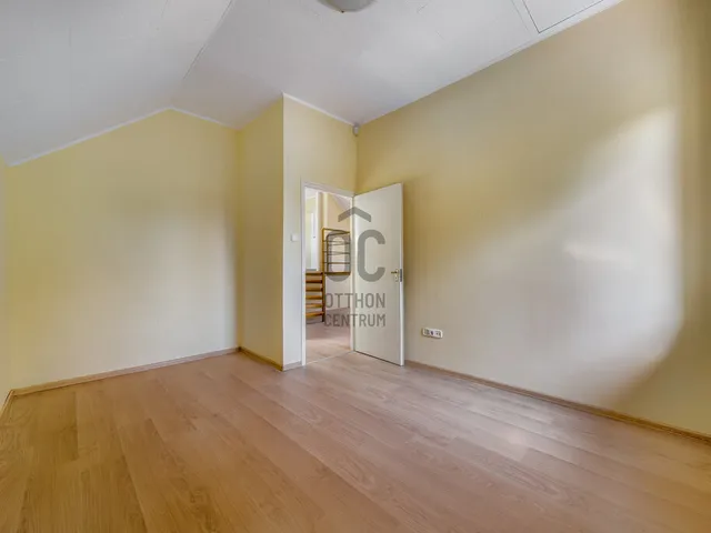 Eladó kereskedelmi és ipari ingatlan Kőröshegy 200 nm