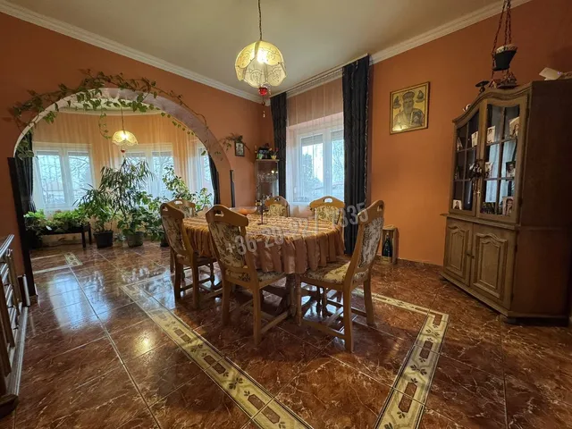 Eladó ház Lórév 320 nm