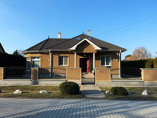 Eladó ház Ráckeve, Szulla 270 nm