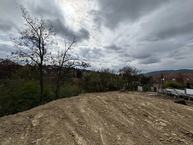 Eladó telek Üröm 600 nm