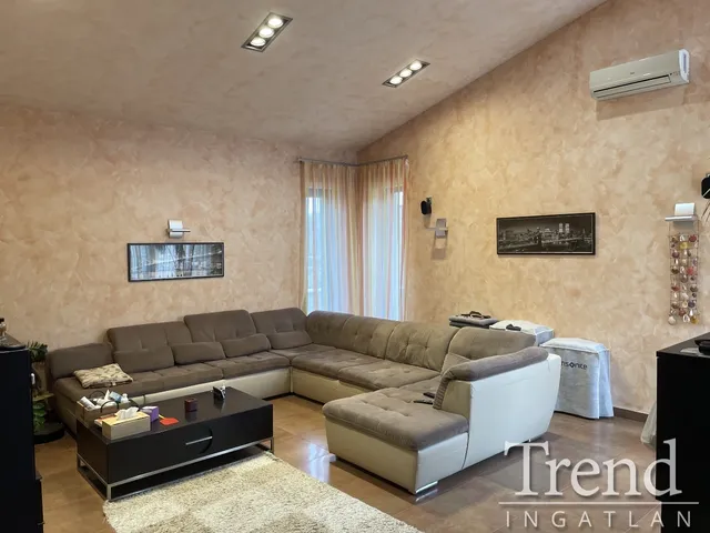 Eladó üdülő és hétvégi ház Dunaújváros, Újtelep 166 nm