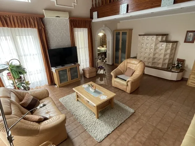 Eladó ház Dunaújváros, Újtelep 350 nm