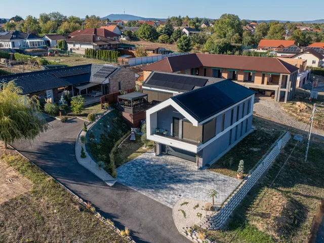 Eladó ház Kozármisleny 320 nm