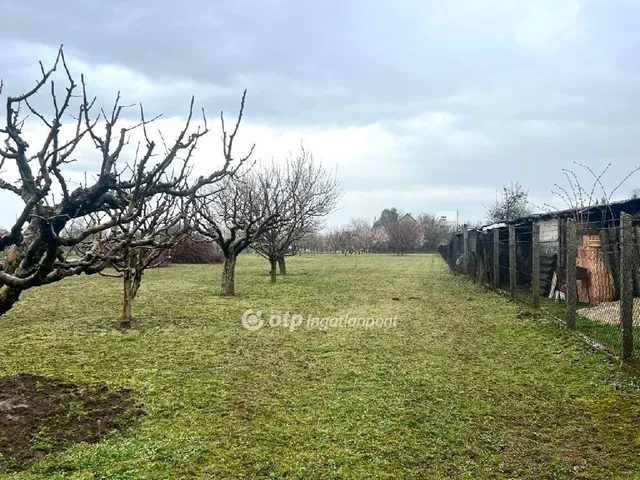 Eladó telek Győrújbarát 2498 nm