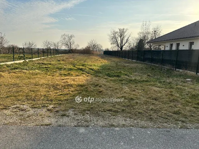 Eladó telek Lipót 1002 nm
