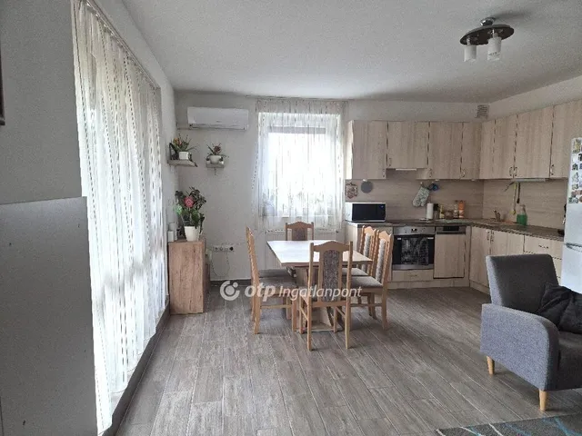 Eladó lakás Győrújbarát 76 nm