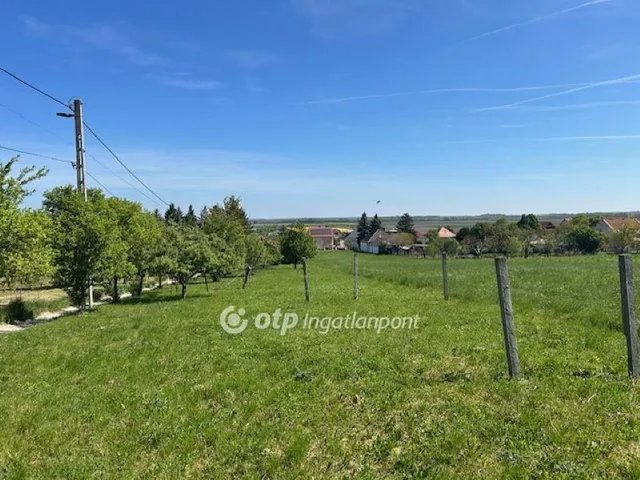 Eladó telek Győrújbarát 2106 nm