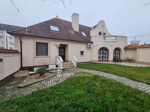 Eladó ház Pápa, Belváros 185 nm