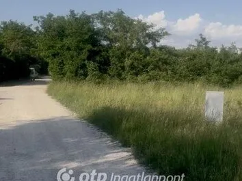 Eladó telek Bőny 1077 nm