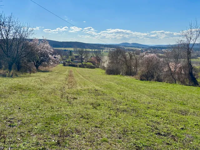 Eladó telek Pécsely 4625 nm