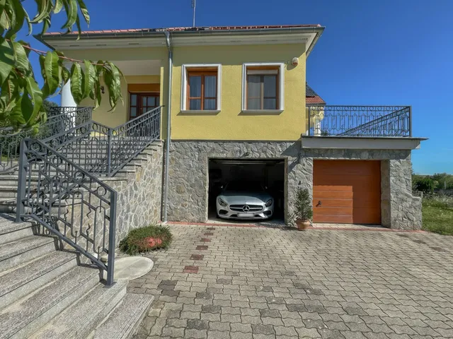 Eladó ház Bozsok 370 nm