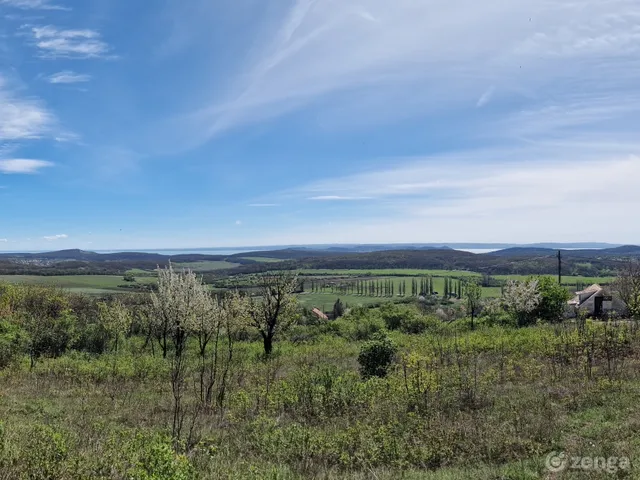 Eladó telek Pécsely 3759 nm