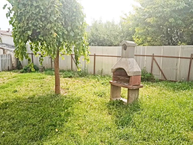 Eladó ház Pécel, Béke utca 270 nm