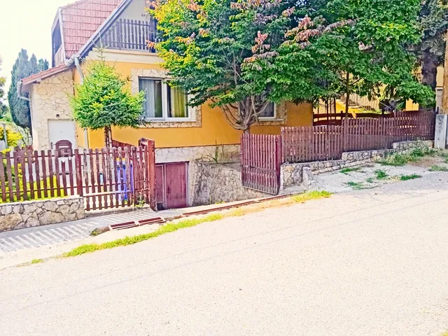 Eladó ház Pécel, Béke utca 270 nm