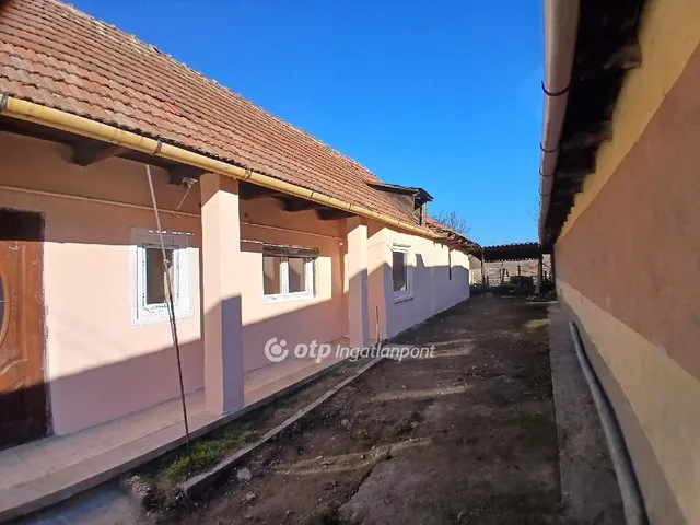 Eladó ház Gyöngyösoroszi 83 nm