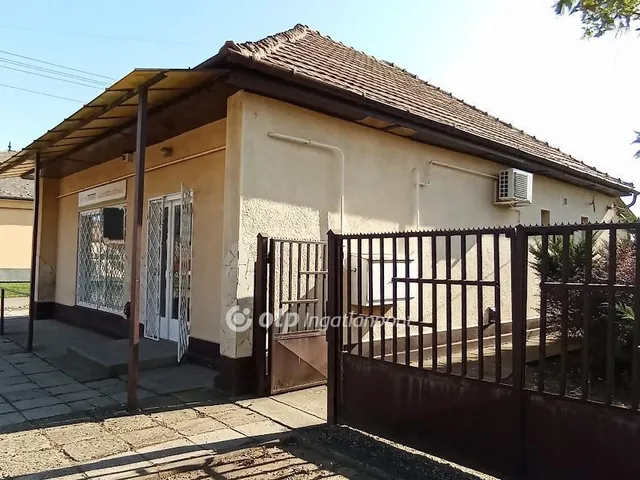 Eladó kereskedelmi és ipari ingatlan Boldog 112 nm