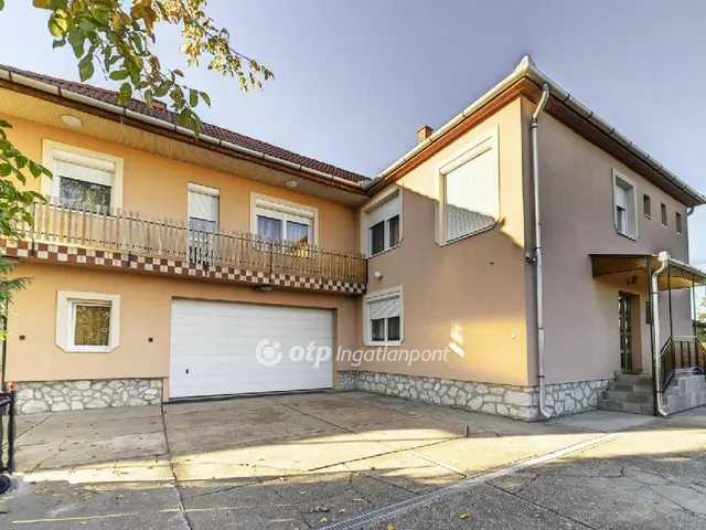 Eladó ház Besenyőtelek 220 nm