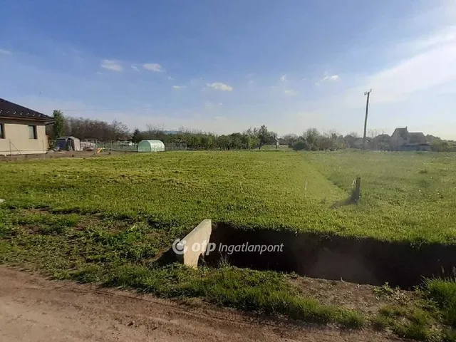 Eladó telek Atkár 720 nm