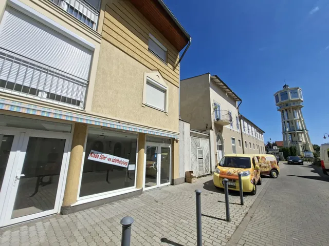 Eladó kereskedelmi és ipari ingatlan Siófok, Belváros 50 nm