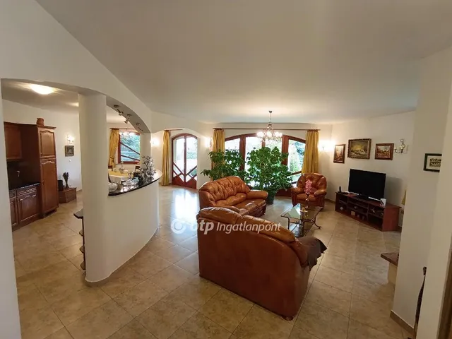 Eladó ház Érd 310 nm
