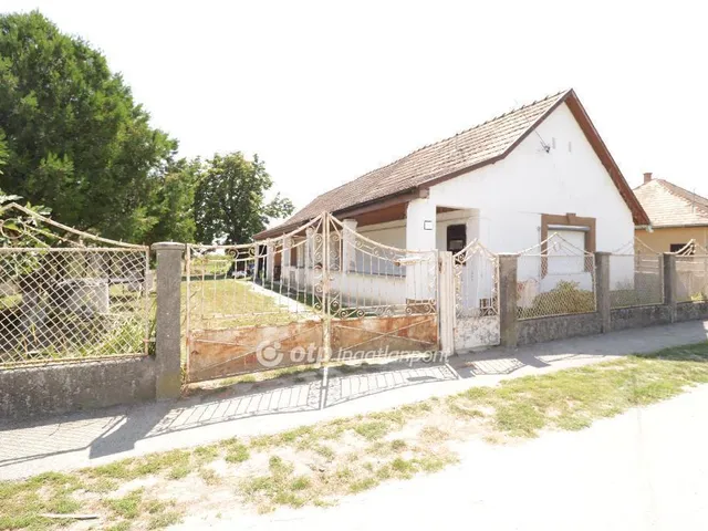 Eladó ház Lórév 72 nm