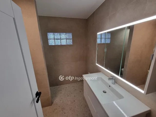 Eladó lakás Budapest III. kerület 65 nm