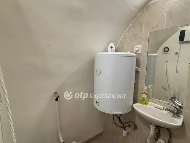 Eladó kereskedelmi és ipari ingatlan Budapest VI. kerület 17 nm
