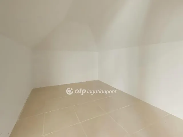 Eladó ház Győrújbarát 298 nm