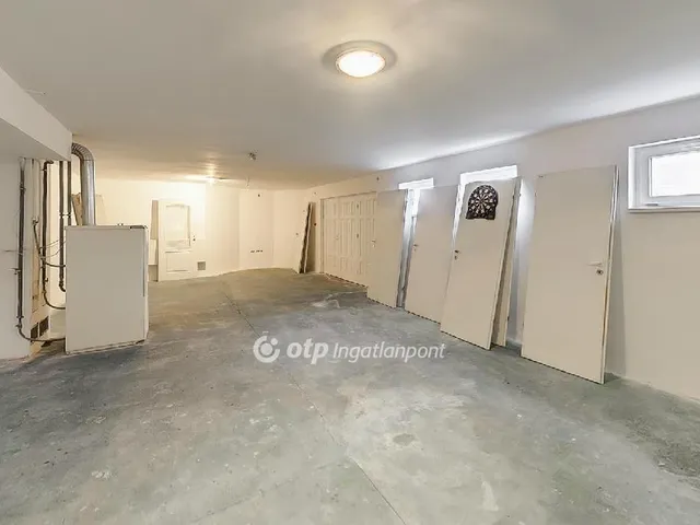 Eladó ház Győrújbarát 298 nm