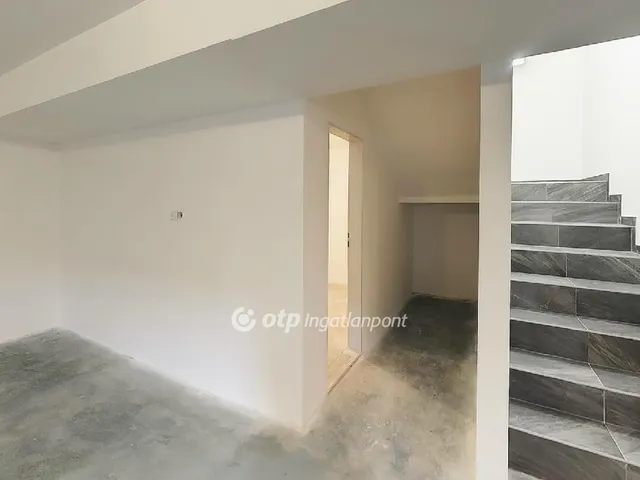 Eladó ház Győrújbarát 298 nm