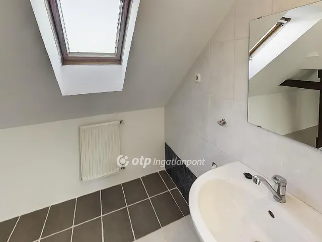 Eladó ház Győrújbarát 298 nm