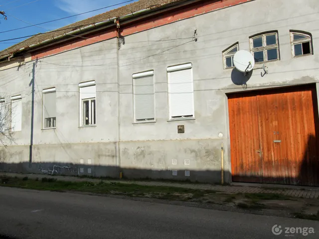 Eladó ház Makó, Szent János tér 36 353 nm