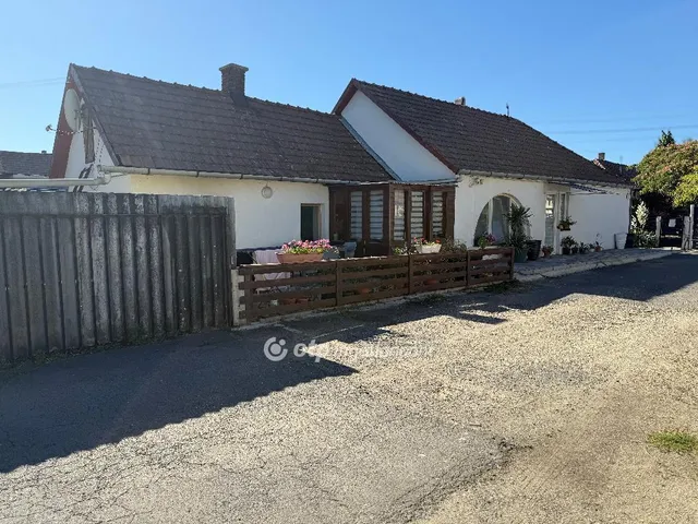 Eladó ház Újfehértó, Mályváskert 68 nm