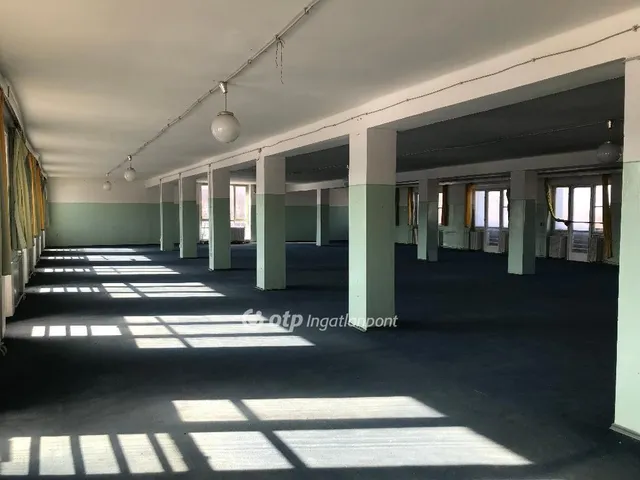 Kiadó kereskedelmi és ipari ingatlan Komló 3000 nm