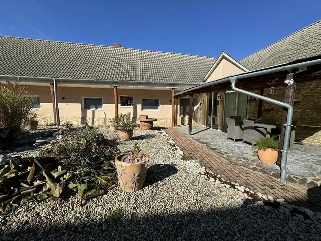 Eladó ház Hőgyész 142 nm