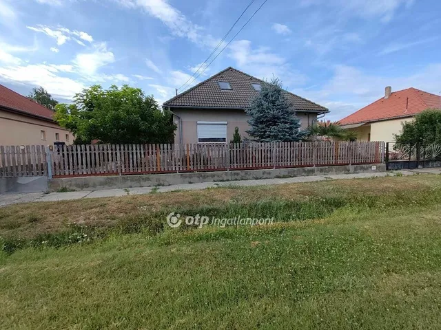 Eladó ház Bátaszék 216 nm