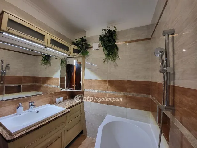 Eladó kereskedelmi és ipari ingatlan Siófok 570 nm