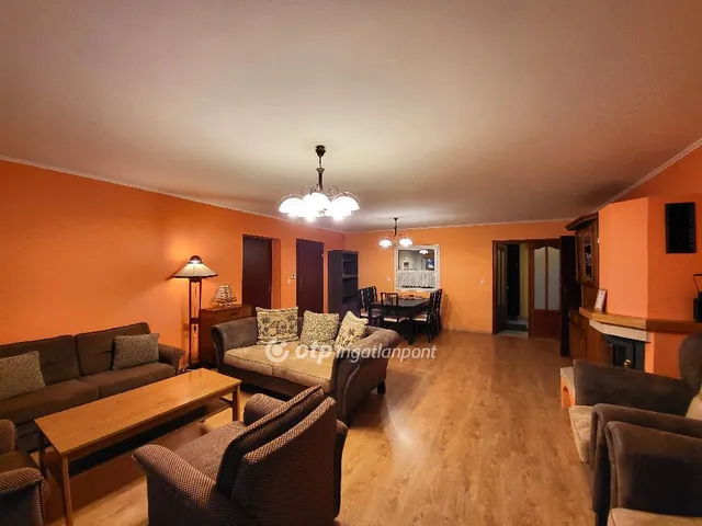 Eladó ház Balatonkenese 432 nm