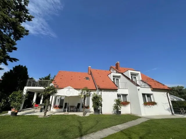 Eladó ház Balatonboglár 400 nm