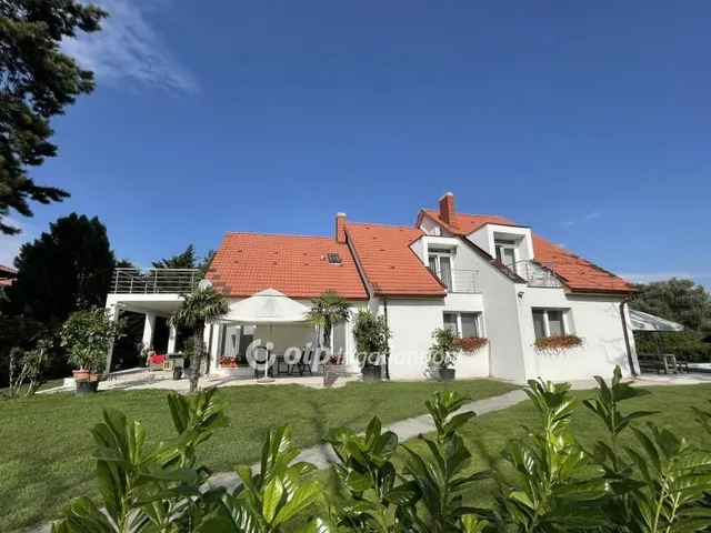 Eladó ház Balatonboglár 400 nm