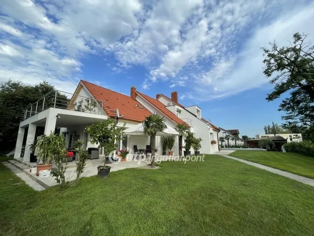 Eladó ház Balatonboglár 400 nm